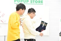 M-1必勝靴下が落下してしまったミキ昴生（右）。