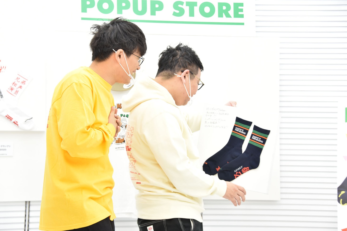 M-1必勝靴下が落下してしまったミキ昴生（右）。
