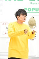 自分が着たい明るい色をチョイスしたと説明するミキ亜生。