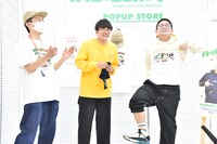 全身ハッピーハンバーグだとアピールするミキ昴生（右）だが、報道陣のシャッター音が少なく笑ってしまうミキ亜生（中央）と山田氏（左）。