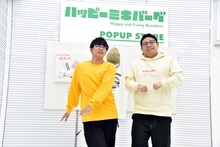 藤崎マーケットの「ラララライ体操」でフォトセッションに応じるミキ。