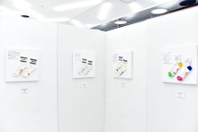 これまでミキが実際に着用してきた歴代のM-1必勝靴下。その年の大会にまつわるコメントが添えられている。