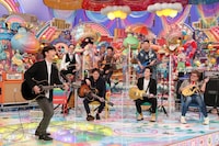 フットボールアワー後藤（左）らギター芸人たち。(c)テレビ朝日