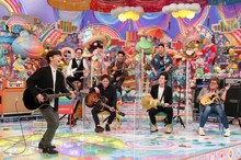 フットボールアワー後藤（左）らギター芸人たち。(c)テレビ朝日