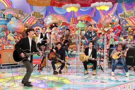 フットボールアワー後藤（左）らギター芸人たち。(c)テレビ朝日