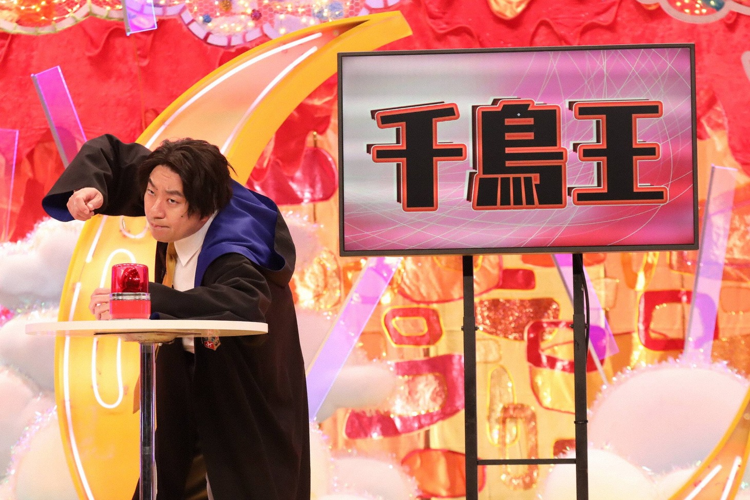 「千鳥のクセがスゴいネタGP」で「ある沢拓司」に扮するレイザーラモンRG。(c)フジテレビ