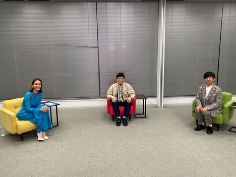 対談した滝沢カレン、南海キャンディーズ・山里と、司会のパンサー向井(左から)。