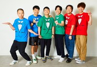 左からアキナ、和牛、アインシュタイン。