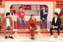 （前列左から）パンサー向井、佐藤栞里、陣内智則と、東大OBたち（後列）。(c)フジテレビ