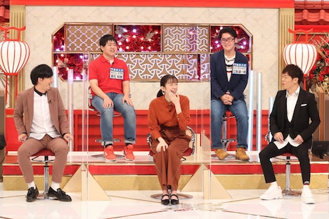 （前列左から）パンサー向井、佐藤栞里、陣内智則と、東大OBたち（後列）。(c)フジテレビ