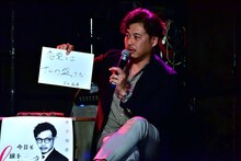 「恋愛とはサルの盛りだ」との格言を色紙に書いたアルコ＆ピース平子。