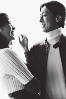 雑誌「VERY」2020年12月号（光文社）より、ナインティナイン矢部と妻の青木裕子。