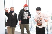 左からラブレターズ塚本、板川侑右プロデューサー、ラブレターズ溜口。