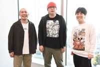左からラブレターズ塚本、板川侑右プロデューサー、ラブレターズ溜口。