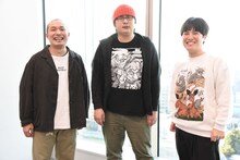 左からラブレターズ塚本、板川侑右プロデューサー、ラブレターズ溜口。