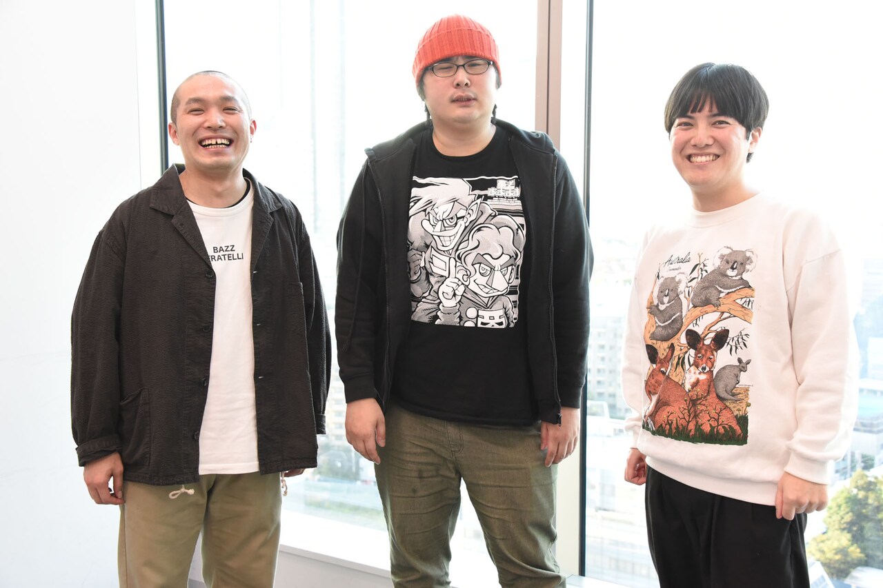 左からラブレターズ塚本、板川侑右プロデューサー、ラブレターズ溜口。
