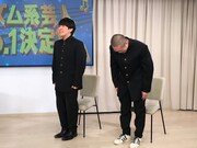 「キングオブコント2011」決勝のネタ「西岡中学校」を披露するラブレターズ。（写真提供：テレビ東京）