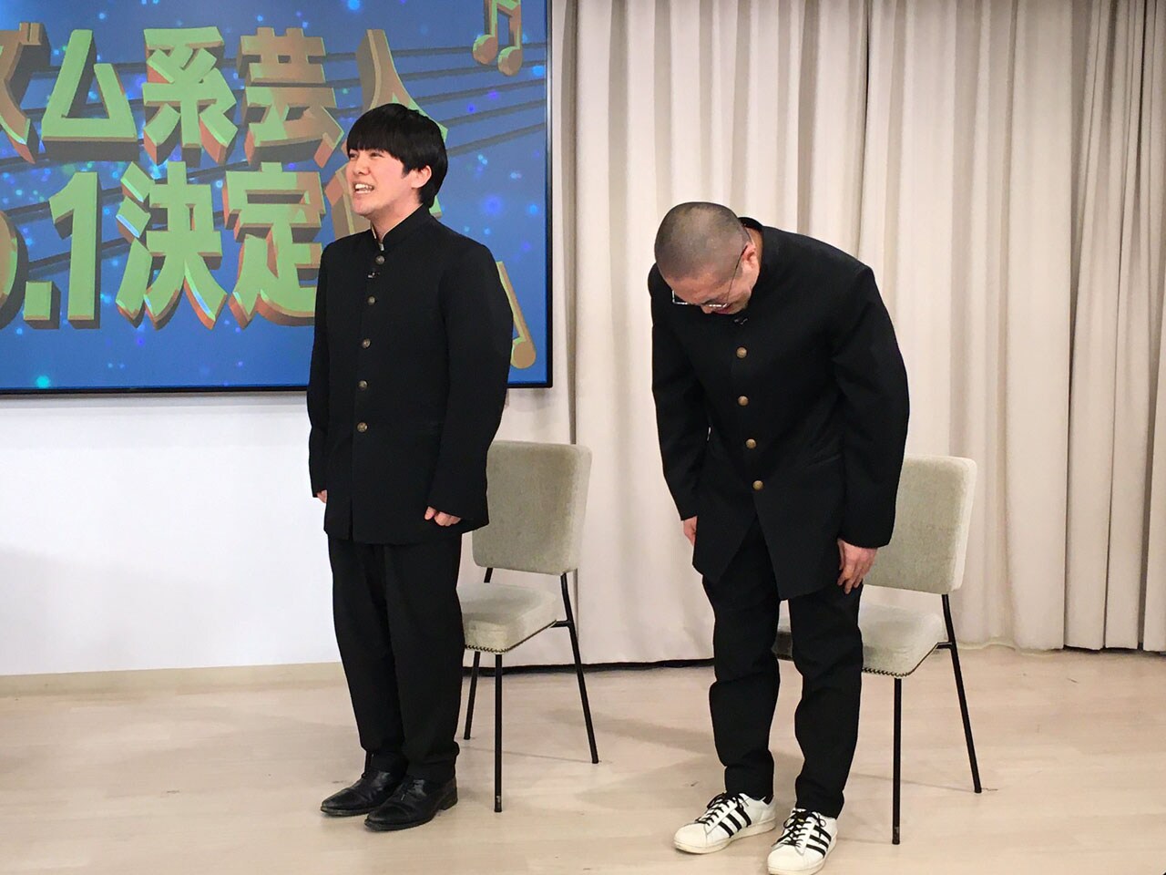 「キングオブコント2011」決勝のネタ「西岡中学校」を披露するラブレターズ。(写真提供:テレビ東京)