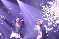 森山直太朗（左）と山崎育三郎（右）。