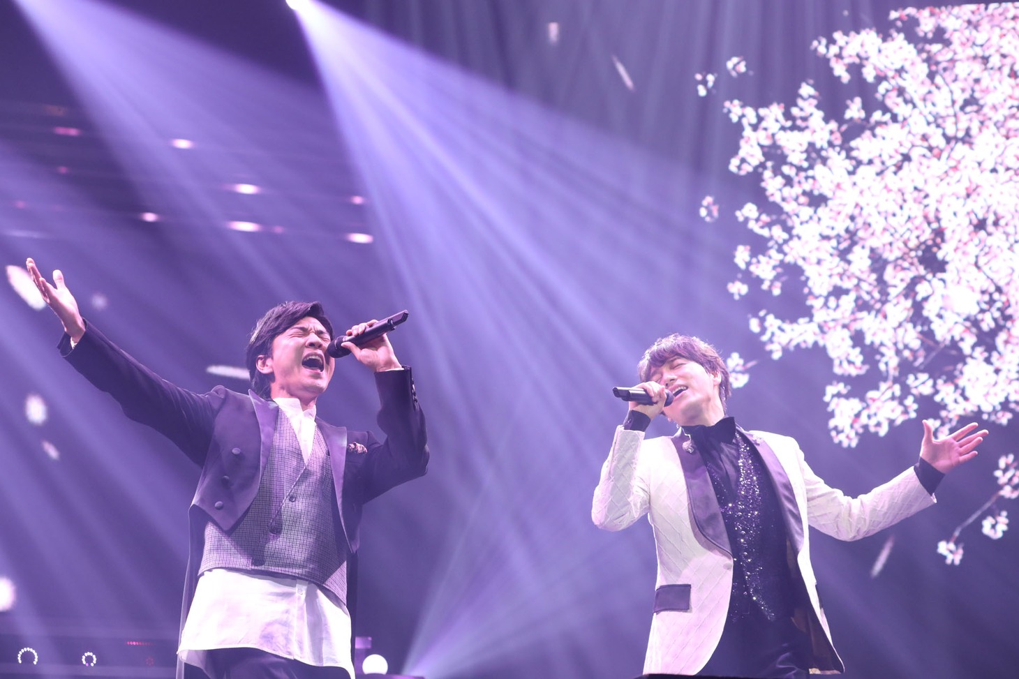 森山直太朗（左）と山崎育三郎（右）。