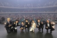 「山崎育三郎 THIS IS IKU 日本武道館」の出演者たち。