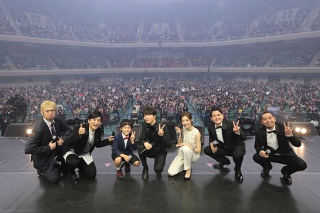 「山崎育三郎 THIS IS IKU 日本武道館」の出演者たち。