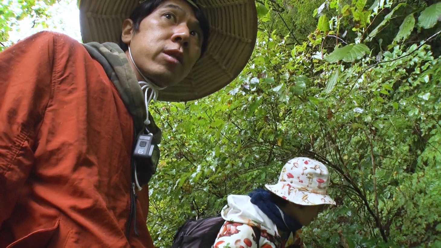 「相席食堂」で幻のキノコを探すロッチ・コカド（左）。(c)ABCテレビ