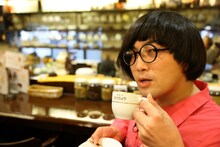 「片っ端から喫茶店」に出演する松原タニシ。