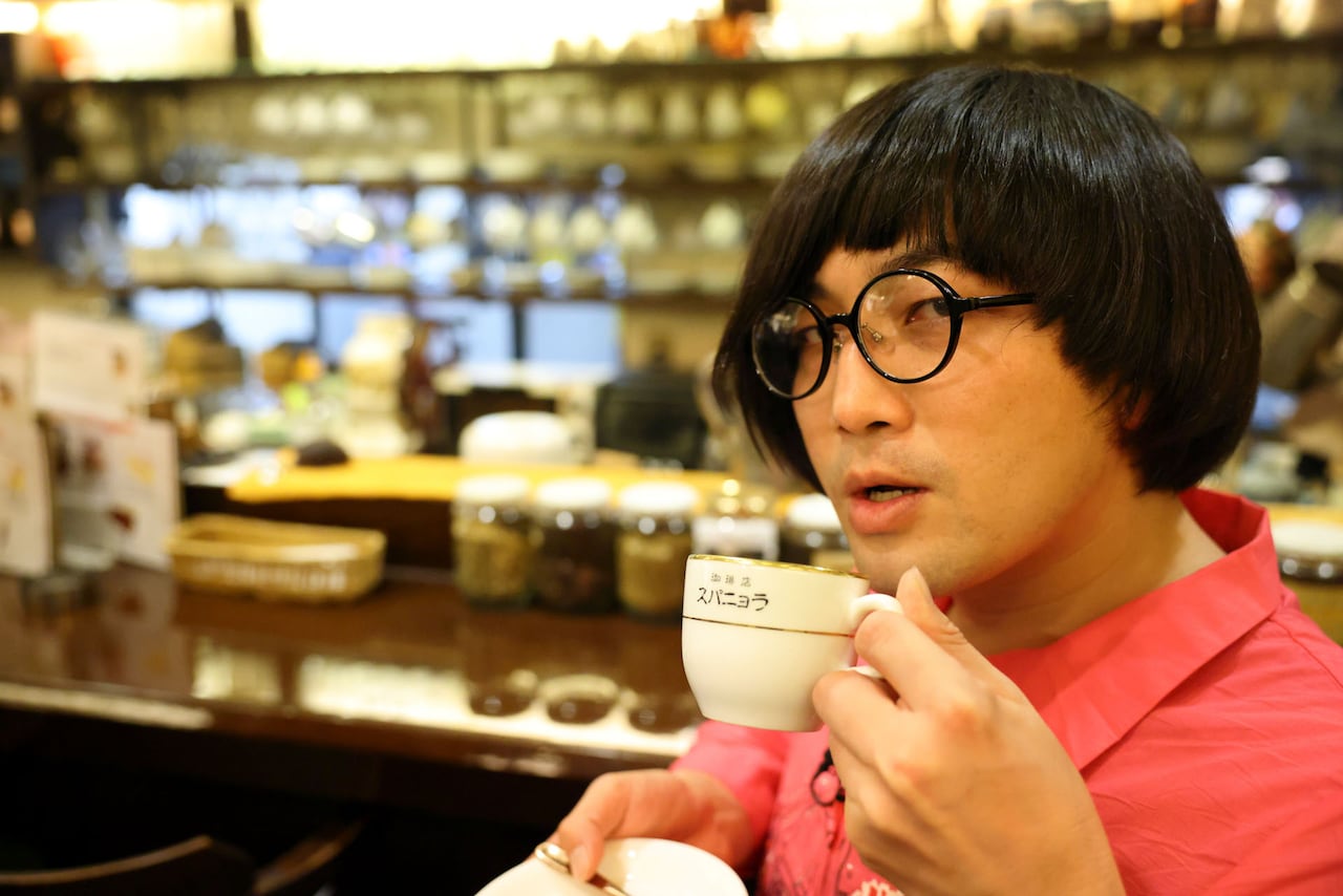 「片っ端から喫茶店」に出演する松原タニシ。