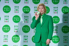 「からだにユーグレナ新商品＆新CM発表会」に登壇したメイプル超合金カズレーザー。