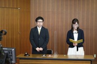 左から霜降り明星せいや、宮崎玲衣アナウンサー。(c)静岡朝日テレビ