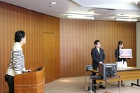 左から霜降り明星、宮崎玲衣アナウンサー。(c)静岡朝日テレビ