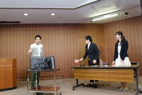 左から霜降り明星、宮崎玲衣アナウンサー。(c)静岡朝日テレビ