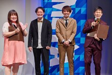 アインシュタイン（中央）とMCの堀川絵美（左）、浅越ゴエ（右）。