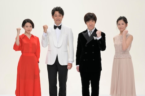左から紅組司会の二階堂ふみ、白組司会の大泉洋、総合司会の内村光良（ウッチャンナンチャン）と桑子真帆アナウンサー。