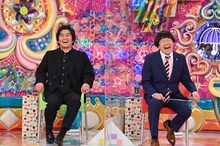 ご意見番の平成ノブシコブシ徳井とMCの蛍原徹。(c)テレビ朝日