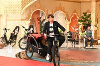 電動アシスト自転車に試乗する、さまぁ～ず大竹。(c)TBS