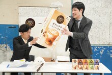 巨大な任命状を受け取る麒麟・川島（右）。