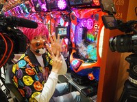 「EXITのPACHI BANG」より。