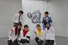 テレビ朝日の深夜枠「バラバラ大作戦」で、番組コラボを繰り広げる土佐兄弟（後列）とももいろクローバーZ。(c)テレビ朝日