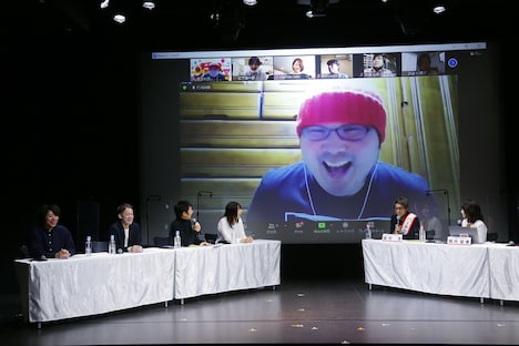 実家のタンス前からリモート参加した板川侑右プロデューサー。