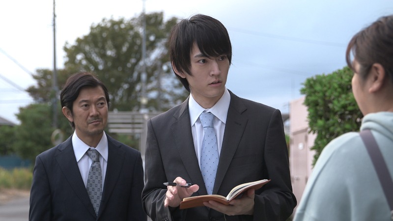 「爆報！THE フライデー」より、刑事に扮するアキラ100%（左）、和田雅成（右）。(c)TBS