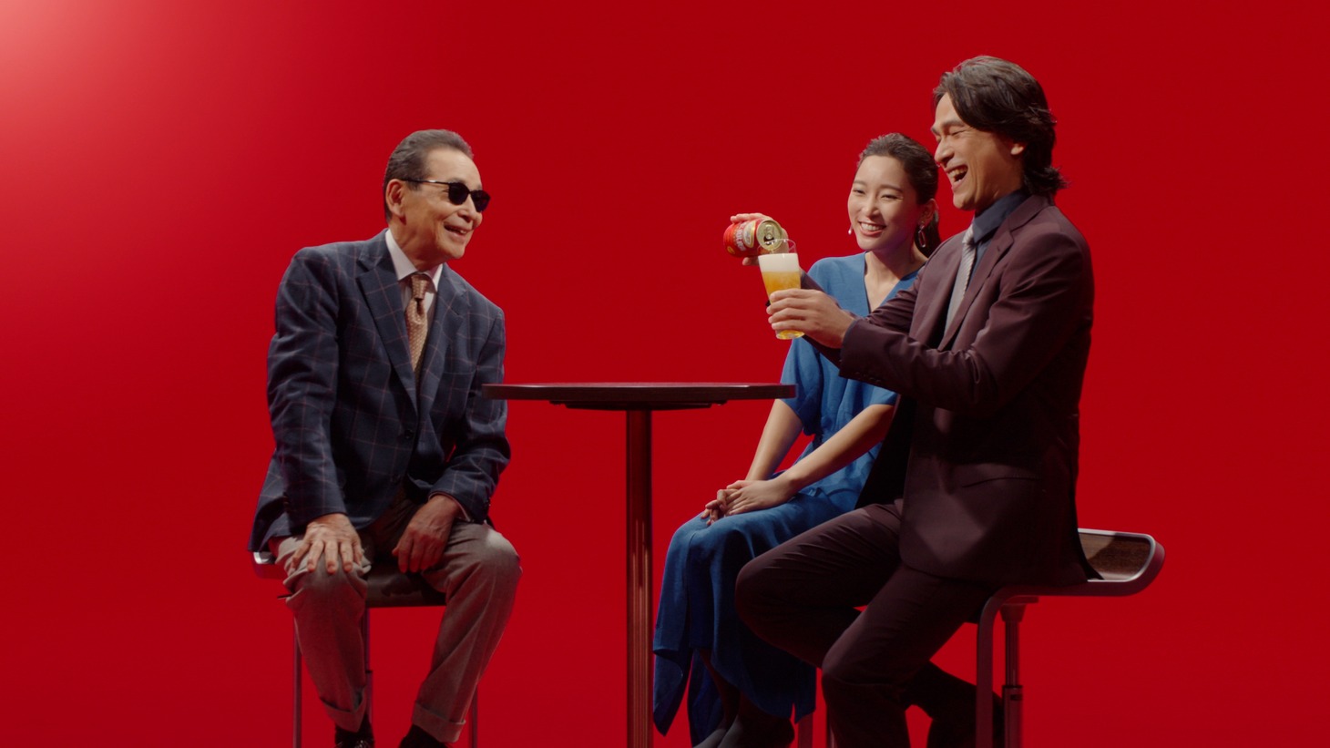 本麒麟の新CM「時代に選ばれたうまさ」編に出演する（左から）タモリ、杏、江口洋介。