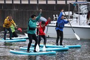 水上スポーツ「SUP」で対決する（左から）出川哲朗、大泉洋、ナインティナイン岡村、爆笑問題・田中。(c)フジテレビ