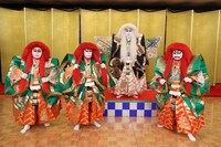 歌舞伎の衣装に身を包む（左から）爆笑問題・田中、ナインティナイン岡村、市川猿之助、出川哲朗。(c)フジテレビ