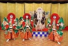 歌舞伎の衣装に身を包む（左から）爆笑問題・田中、ナインティナイン岡村、市川猿之助、出川哲朗。(c)フジテレビ