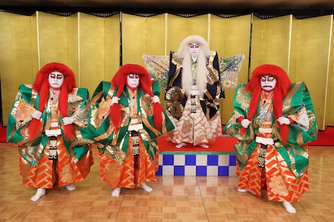 歌舞伎の衣装に身を包む（左から）爆笑問題・田中、ナインティナイン岡村、市川猿之助、出川哲朗。(c)フジテレビ