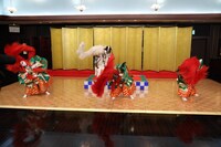 歌舞伎の「毛振り」を披露する一同。(c)フジテレビ