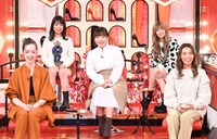 野呂佳代（中央）ら「レギュラーラブ子さん」たち。 (c)TBS