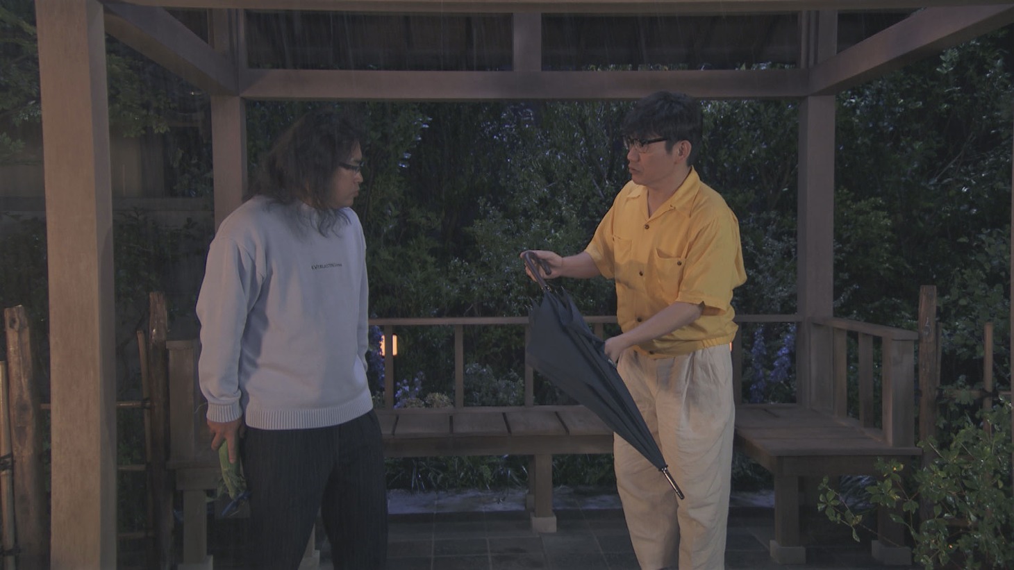 コント「雨宿り」より。